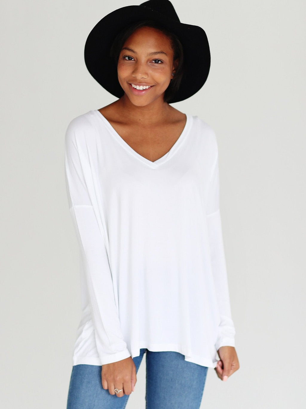 WHITE V-NECK LONG SLEEVE TOP