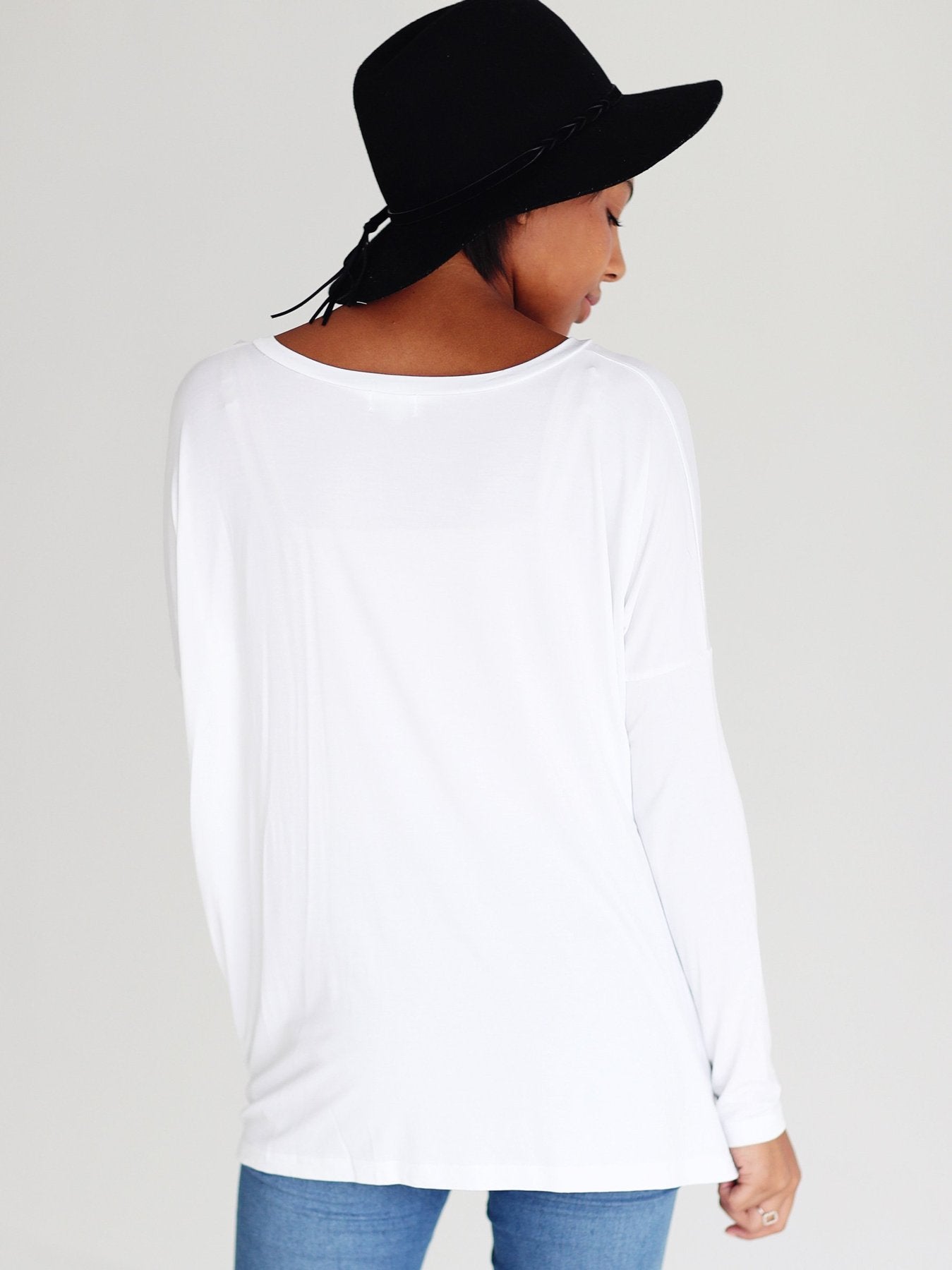 WHITE V-NECK LONG SLEEVE TOP